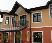 Подшивка белым виниловым софитом потолка и свеса крыши коричневым софитом