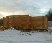 Сборка бревенчатого дома из оцилиндрованного бревна