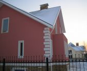 Подшивка фронтонных свесов кровли белым софитом. Водосток Nicoll 25